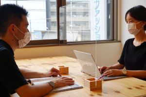 オフィスでの飛沫感染防止に使えるアクリルと木製のパーテーション「マスパーテーション」